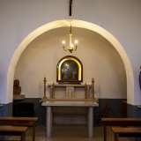 Superate le cinque file di panchette, ci avviciniamo al presbiterio, introdotto da un arco a tutto sesto ai cui lati sono poste due statuette: una di Ges� e l�altra di San Nicola